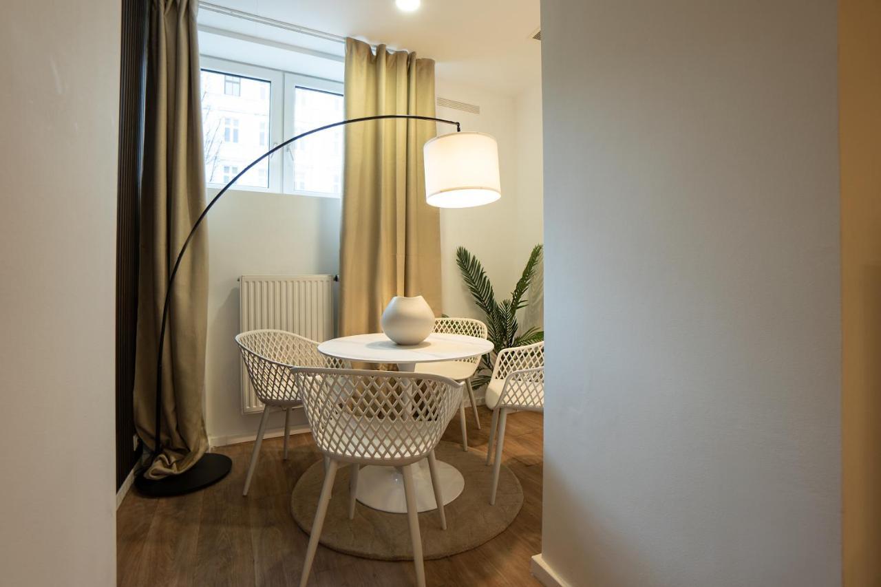 Stylish Apartment With Dedicated Working Space And Super King-Size Bed Located Between City Centre And Donau River ウィーン エクステリア 写真