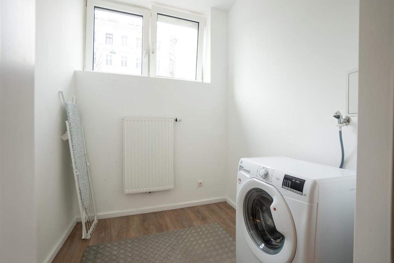Stylish Apartment With Dedicated Working Space And Super King-Size Bed Located Between City Centre And Donau River ウィーン エクステリア 写真