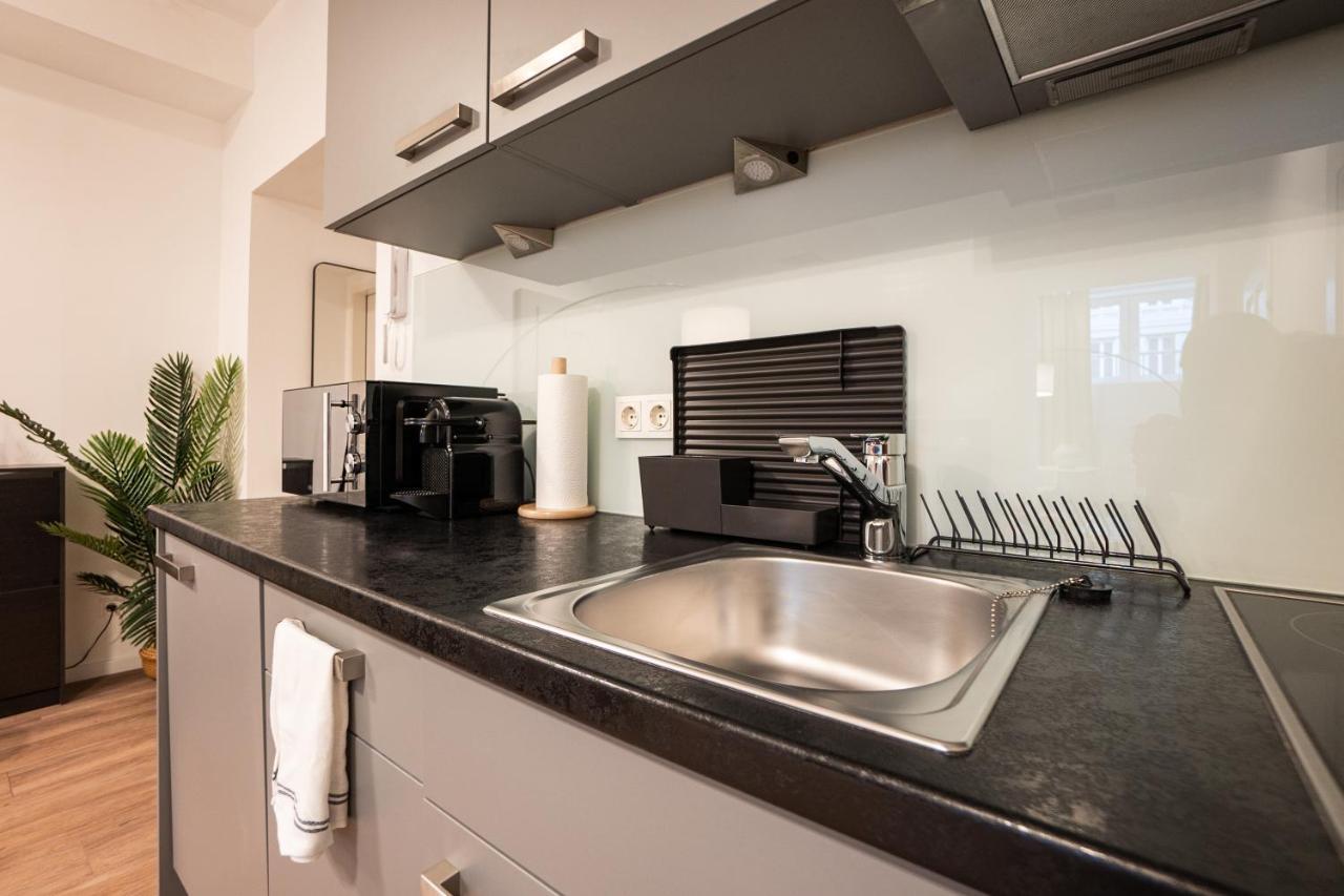 Stylish Apartment With Dedicated Working Space And Super King-Size Bed Located Between City Centre And Donau River ウィーン エクステリア 写真
