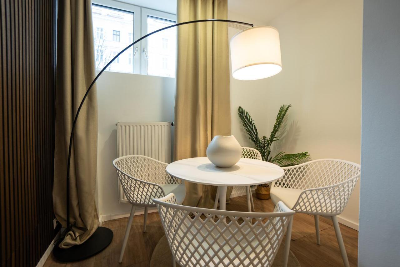 Stylish Apartment With Dedicated Working Space And Super King-Size Bed Located Between City Centre And Donau River ウィーン エクステリア 写真